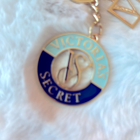 VICTORIA'S SECRET
Keychain Charm - Picture 2 of 4